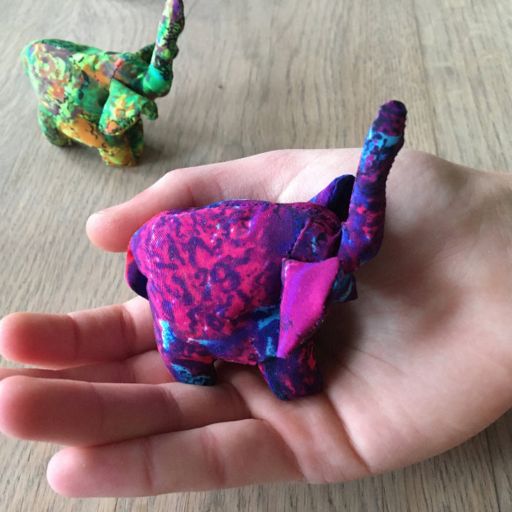 Toys42Hands Zanddier olifant mini in handpalm met olifant op de achtergrond