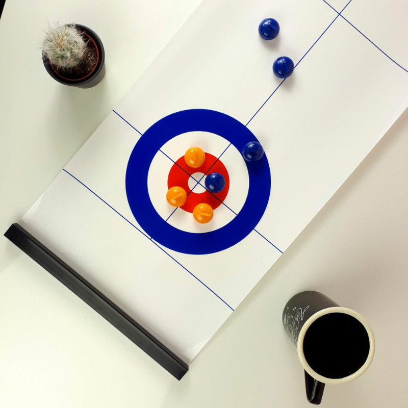 kikkerland Tafel curling, foto van boven met curling ballen op het doel