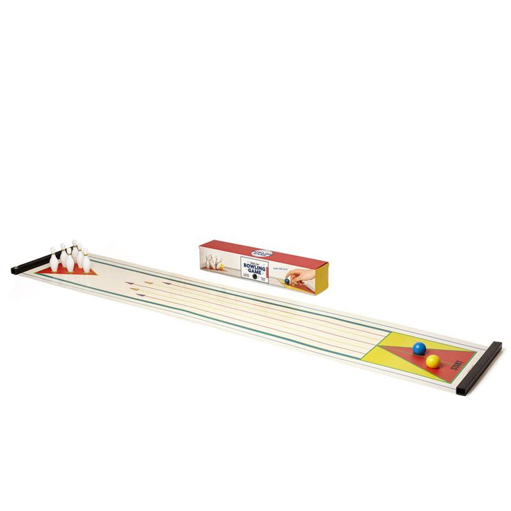 kikkerland Tafel bowling, speelveld opgebouwd met doos op de achtergrond