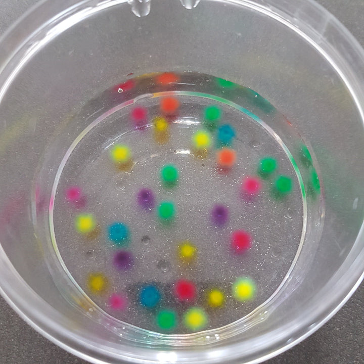 kleine waterbeads kleur in water, oorbeez