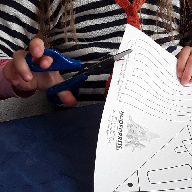 Peta Zelfopenende kinderschaar, kind knipt met kinder schaar