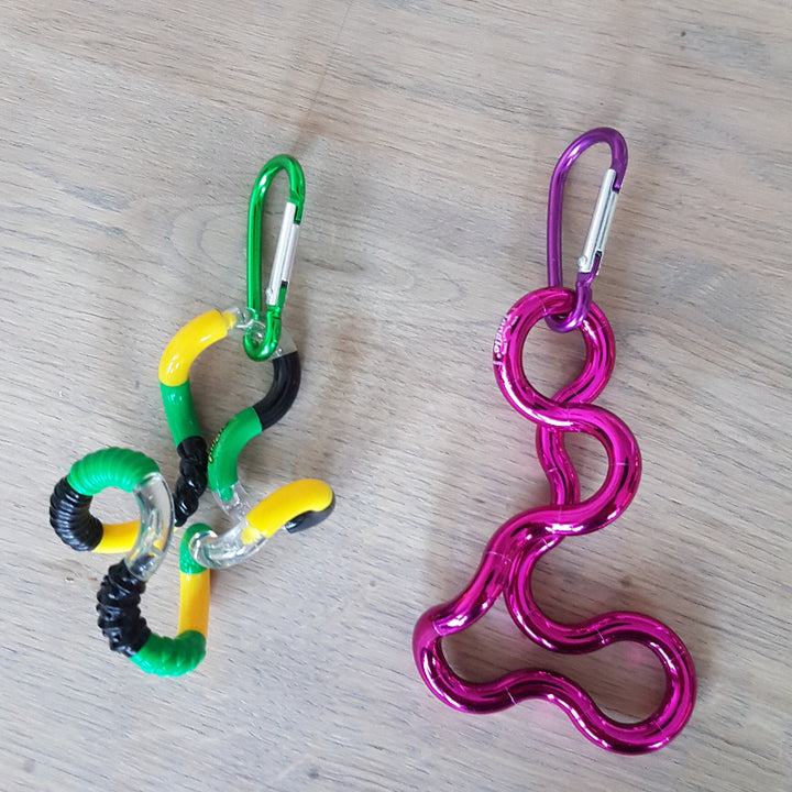 gekleurde karabijnhaak bevestigd aan fidget tangle