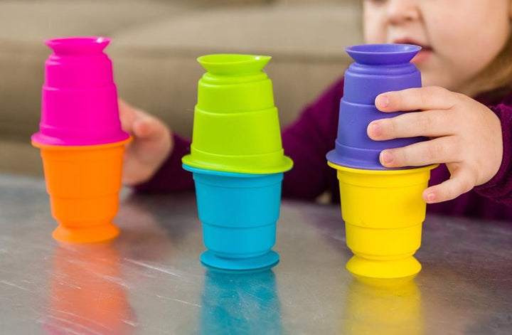 Kind speelt met suction kupz van fat brain