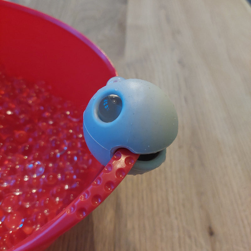 Mox knijpbal van moluk op rand van speelteil met waterbeads als ogen, speelsuggestie van Toys42hands
