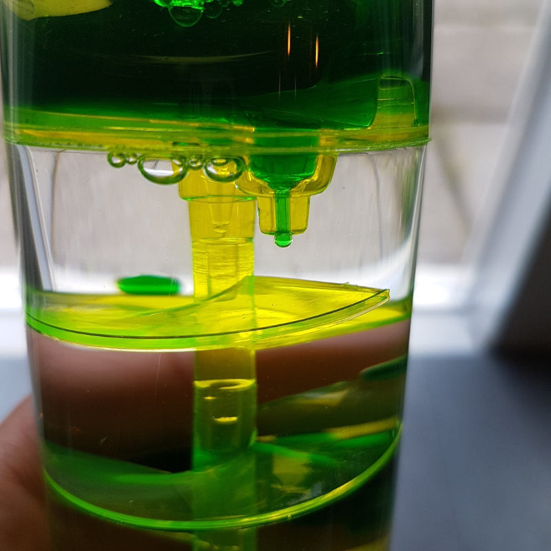 detail opname van een eerste druppel: liquid timer schnecke / Helixtimer / lavaloper
