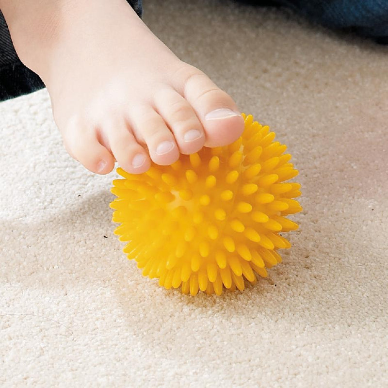 weplay Massagebal 8cm geel met kindervoet als sensoriek spel