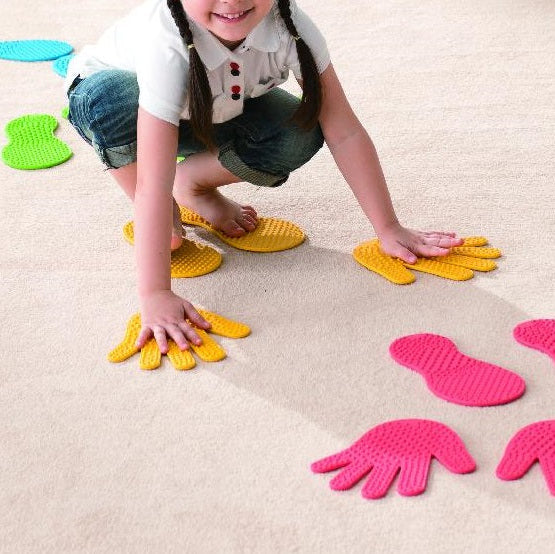 weplay Handen en voeten, 24 matjes, kind aan het splen met sensoriek matjes in vorm van handen en voeten