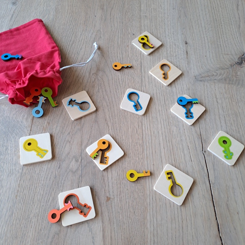 Detailfoto van een sleutel en bijpassende uitsparing, voelmemory spel voor fijne motoriek en concentratie