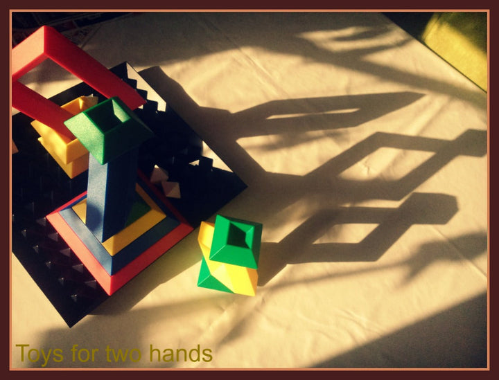 Schattenspiel mit triangle puzzel mit base als spielvorschlag, motorisches spielzeug