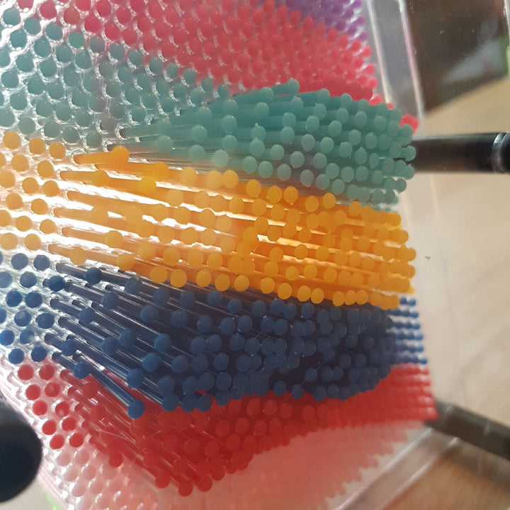 detail foto van pinnen: Pinpression regenboog medium, sensoriek materiaal