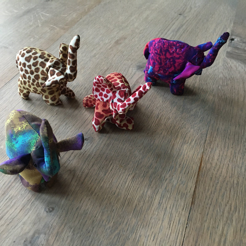 Toys42Hands Zanddier olifant mini, vier stuk op houten tafel, verschillende kleuren, sensoriek materiaal