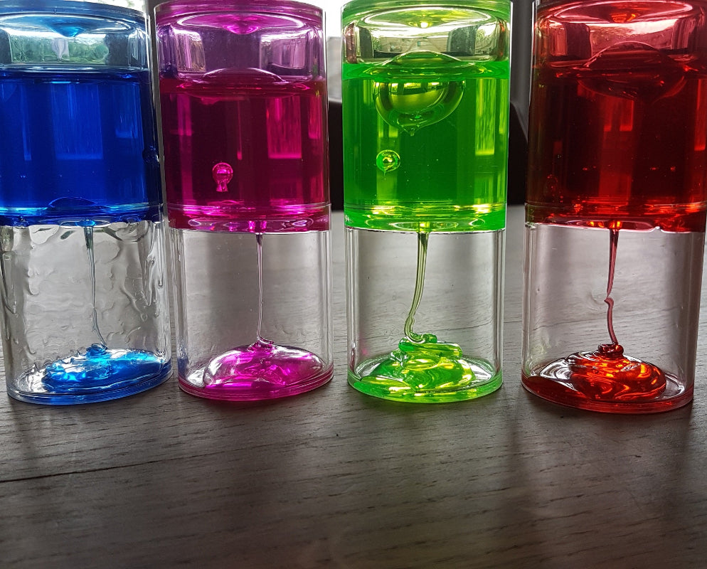 JToys Lavadom klein alle vier kleuren op een rij tegen het licht aan, sensoriek materiaal