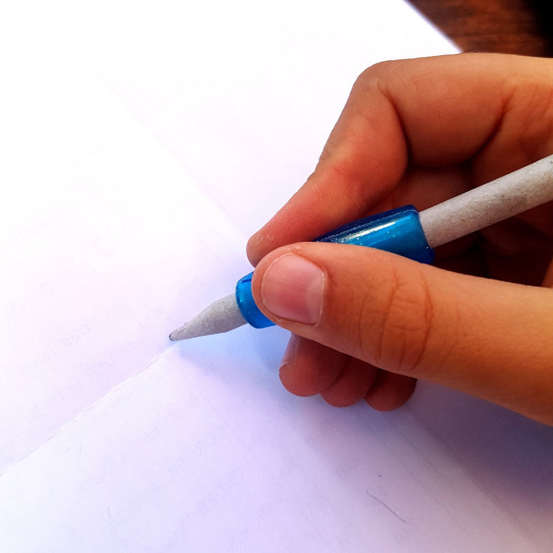 westcott Grippers neon 4 stuks, blauwe gripper op witte potlood in kinderhand