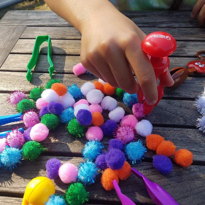 Learning Resources Drie grip pincet, kind aan het spelen met tangel en pincetten voor de fijne motoriek. met pompoms