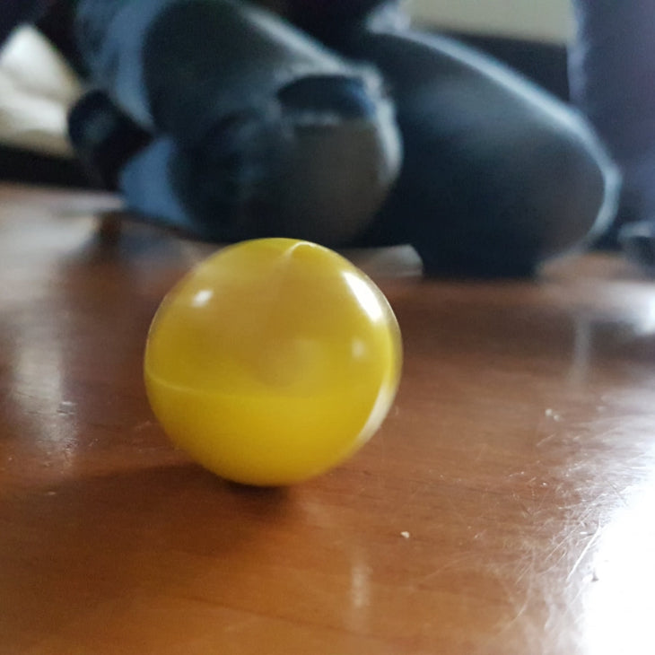 goki Omkeertol, in actie, op tafel half omgedraaid