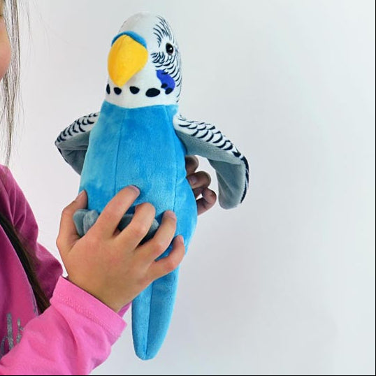 Toys42Hands Knuffel recorder blauwe grasparkiet, in kinderhand, sensoriek materiaal, autisme speelgoed, 
