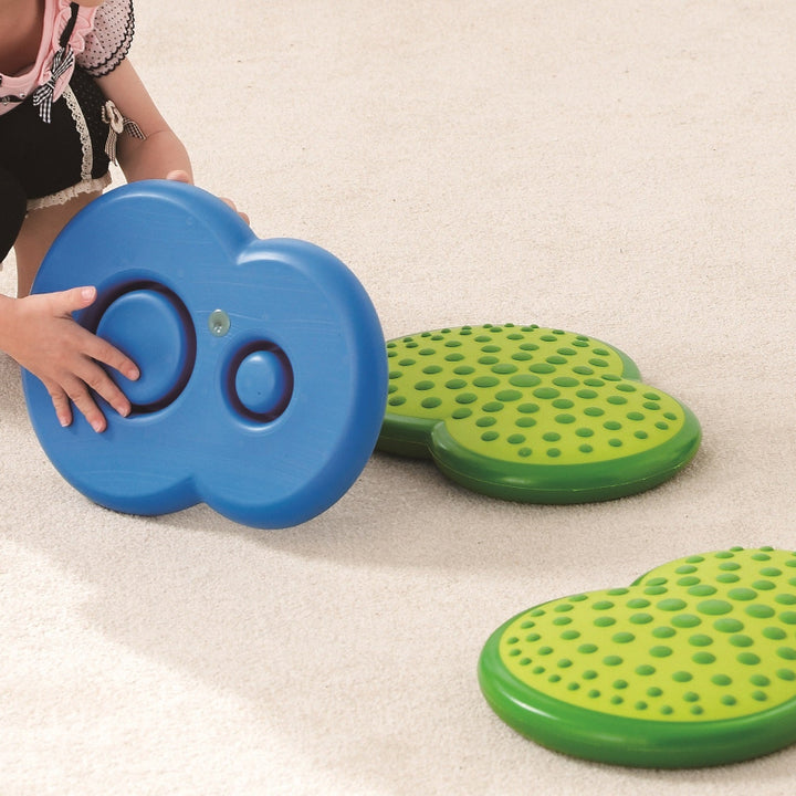 weplay Balance clouds, kind aan het spelen met balanceer speelgoed, boven en onderkant zichtbaar