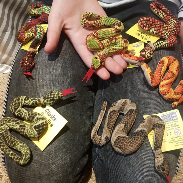 Toys42Hands Zanddier slang mini z op hand en schoot