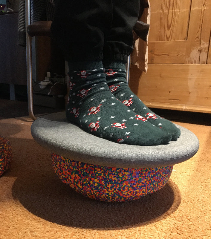 Stapelstein balance board grijs op confettisteen, verhoogt balansbord met kerstsokken