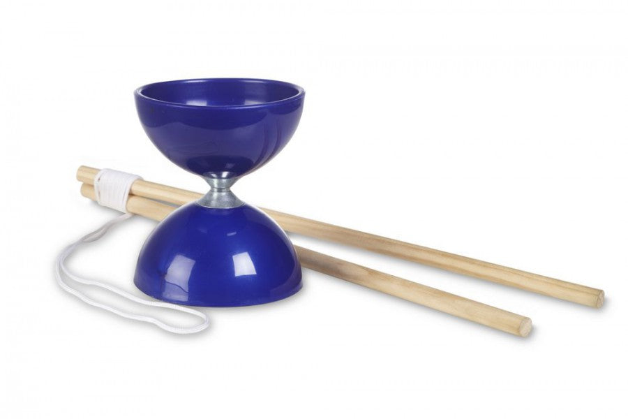buitenspeel blauwe diabolo met rubberen cups en houten handvatten op witte achtergrond