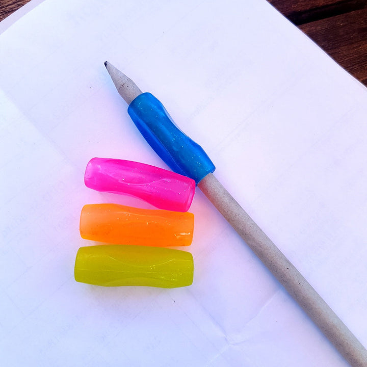 westcott Grippers neon 4 stuks, vier kleuren naast elkaar, blauw op een dunnen ronde potlood