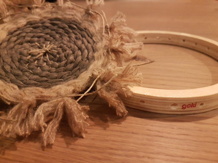 goki Weefraam rond met oapjes stof resten, diy