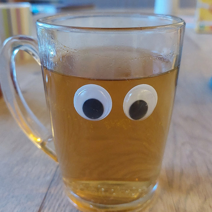 kopje thee met Wiebelogen groot, grappig, fantasie 