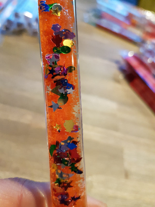 oranje Toverstaf, detail van stereen, manden, rondjes glitter
