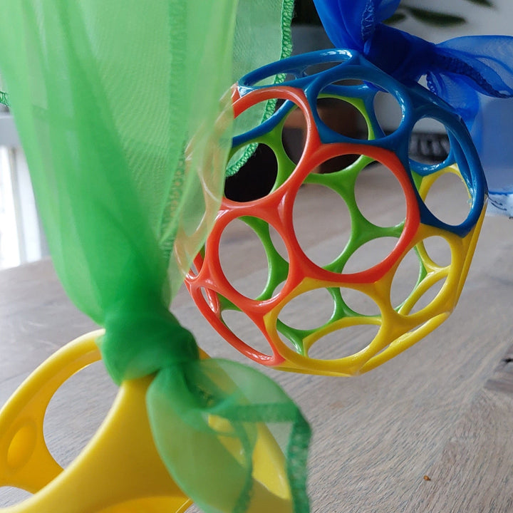 Toys42Hands oball 10cm met gooi doekjes als babyspeelgoed gecombineerd
