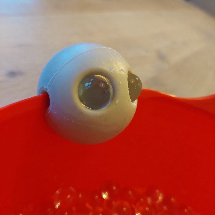 moluk Mox knijpbal met waterbead ogen, sensoriek en motoriekspeel suggesties