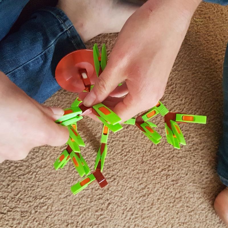 shaked Tricky tree, wasknijper spel voor de fijne motoriek