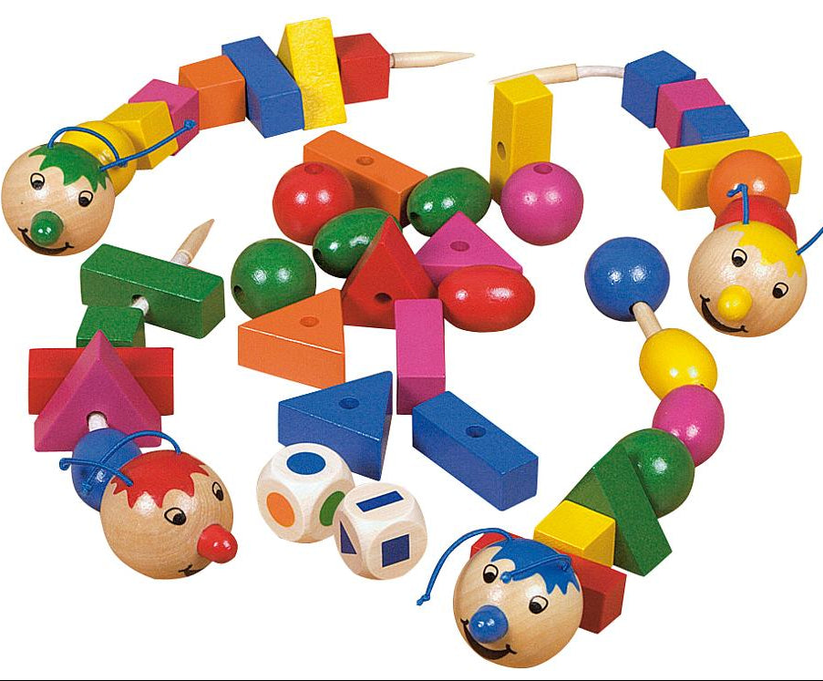 Losse houten vormen, rupsfiguren en dobbelstenen van het spel Rondo Vario overzichtelijk uitgestald