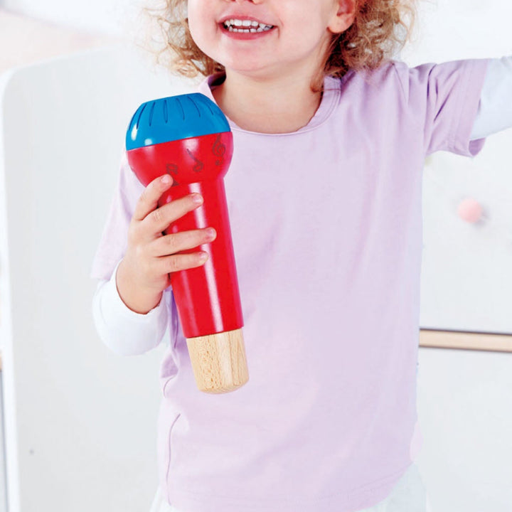 hape Mighty echo microfoon, kind aan het zingen