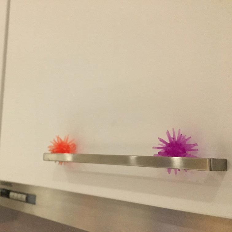 Toys42Hands Sticky plakballetjes creeblers, op keukenkastjes, handvat als stopper, sensoriekspeelgoed