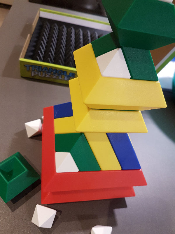 Toys42Hands, triangle puzzel toren uit doos, Piramidenpuzzel met bodemplaat