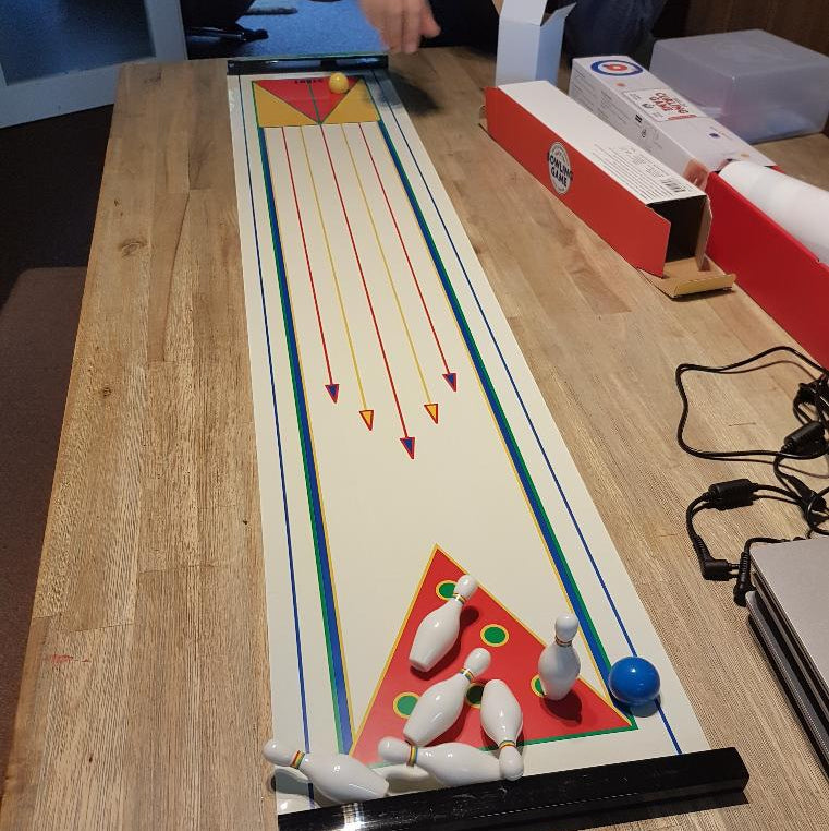 kikkerland Tafel bowling op de tafel opgebouwd, kinderen aan het spelen