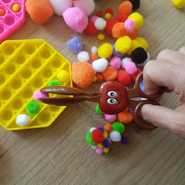 Toys42Hands Pompoms 4 maten met appel tang en pop it, fijne motoriek