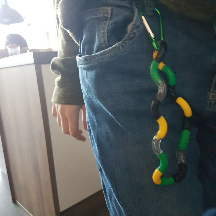 broek met Gekleurde karabijnhaak en tangle vast gemaakt aan broekriem lus