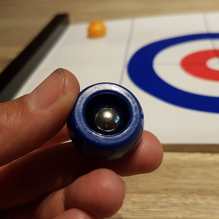 kikkerland Tafel curling, detail foto van de onderkant van de curling bal