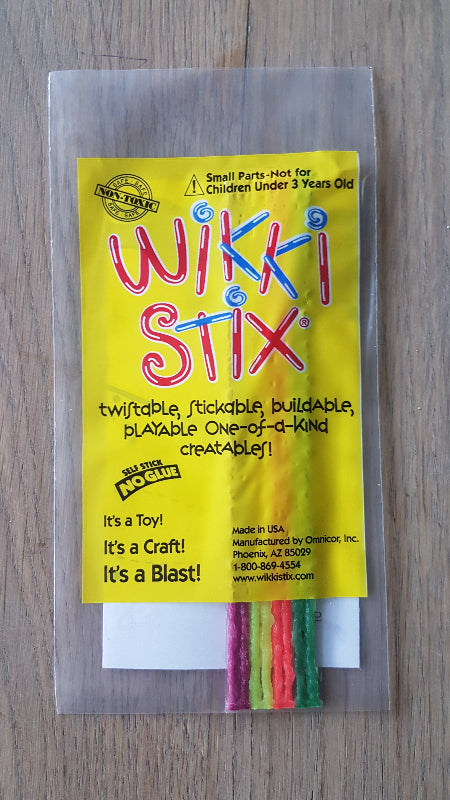 detail van zakje met Wikki Stix en klein speelsuggestie blaadje