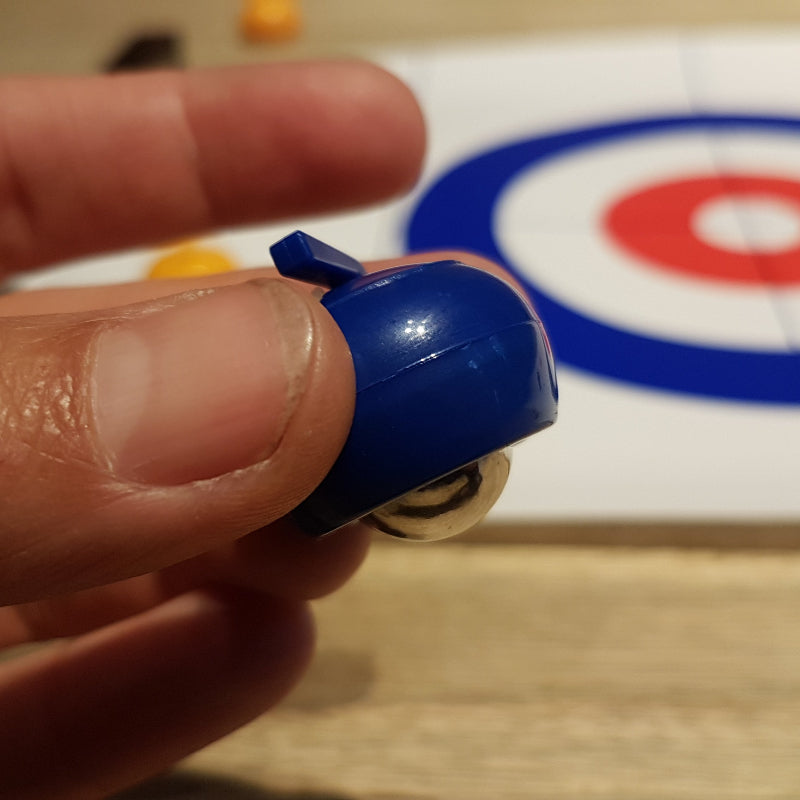 kikkerland Tafel curling, detailfoto van de zijkant van de curling bal met de metalen knikker die aan de onderkant te zien is