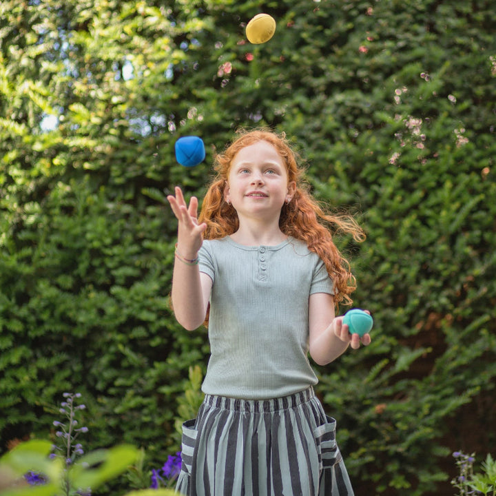 buitenspeel Jongleerballen 3 stuks, meisje jongleerd met 3 ballen, motoriekspel