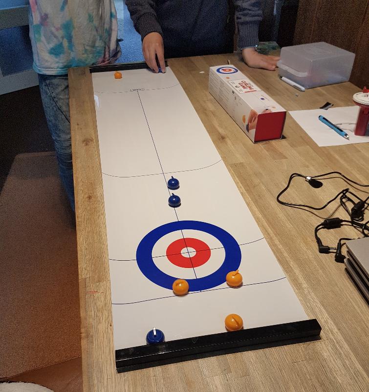 kikkerland Tafel curling, kinderne aan het spelen