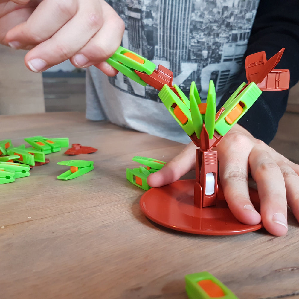 shaked Tricky tree, wasknijper boom, motoriekspel