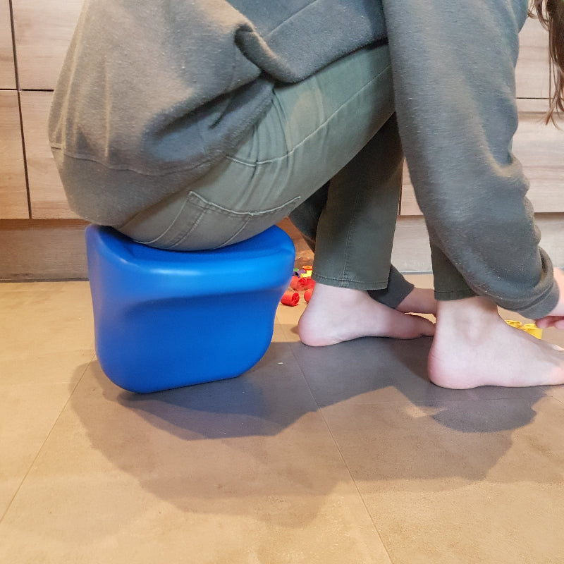 JToys Balancestoel otto, kind zit op balansstoel en speelt op de grond