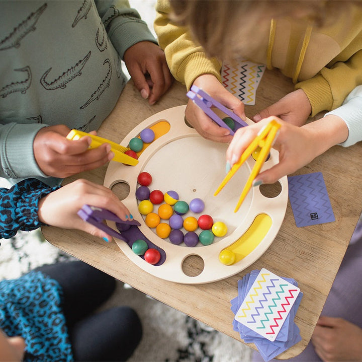 bs toys Zigzag pincettenspel, kinderne houden pincetten vast en spelen met spel met de houten kogels, fijne motoriek en behendigheids training