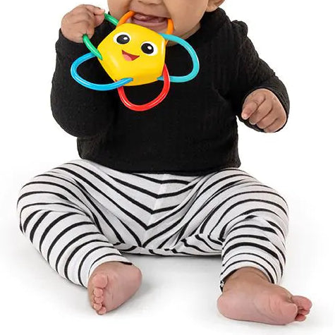 baby grijpt kleurrijke ster grijpspeeltje met lussen, motoriekspeelgoed