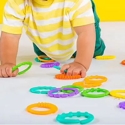 Baby speelt met links, speelringen, sensoriek materiaal, babyspeelgoed, links met structuur, toys42hands