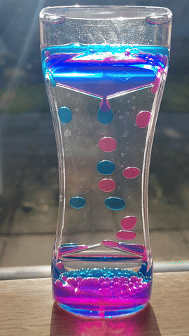 lavaloper in twee kleuren, hier mengen roze en blauw visuel in paars, maar blijven geschijden voor herhaling