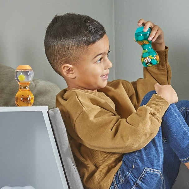 Kind houdt één emotiefles vast terwijl een tweede fles naast het kind, emotie regulatie, ontspannings moment voor kinderen